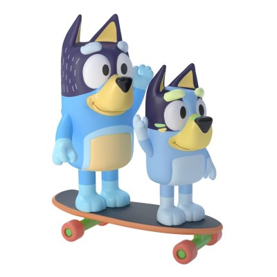 Bluey rullalautailua isän kanssa